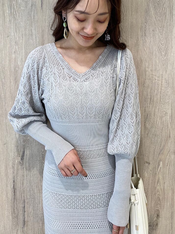 ベージュ系のパンプス、グレー系のワンピース、ホワイト系のハンドバッグを着用したレディースの冬コーディネートの4枚目の写真