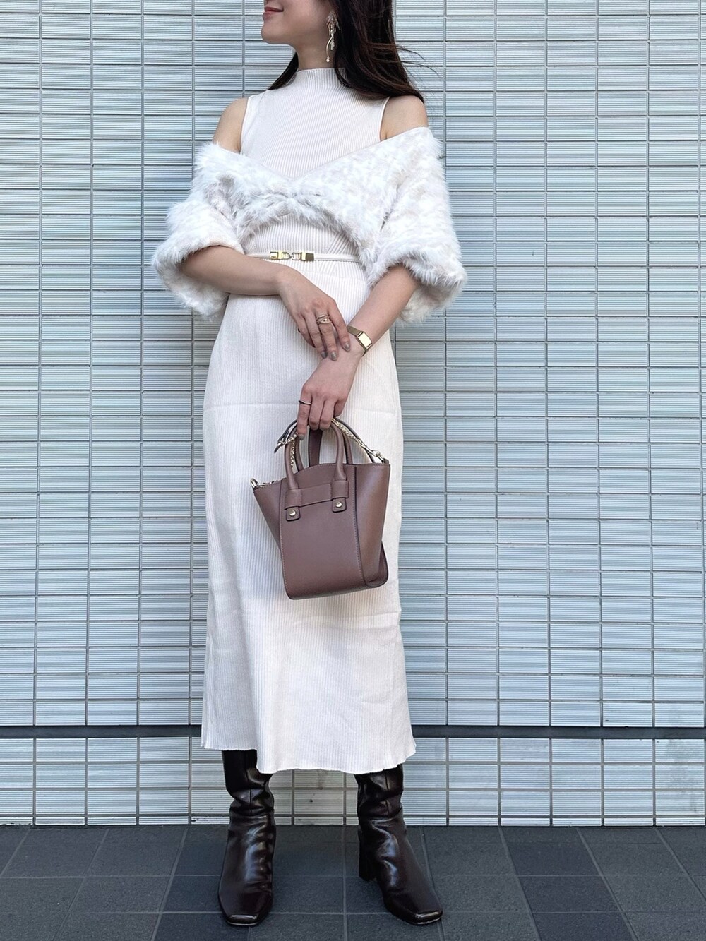 ブラウン系のハンドバッグ、ブラウン系のブーツ、ベージュ系のワンピースを着用したレディースの秋コーディネートの2枚目の写真