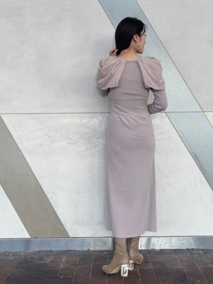 ホワイト系のキャミソール、ベージュ系のブーツ、ベージュ系のワンピースを着用したレディースの秋コーディネートの3枚目の写真