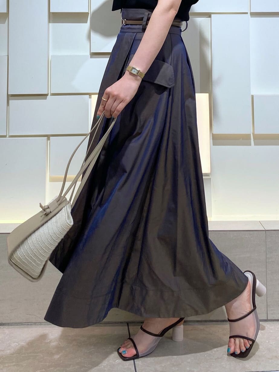 ブラック系のニット/セーター、ベージュ系のトートバッグ、ブラウン系のスカートを着用したレディースの夏コーディネートの6枚目の写真