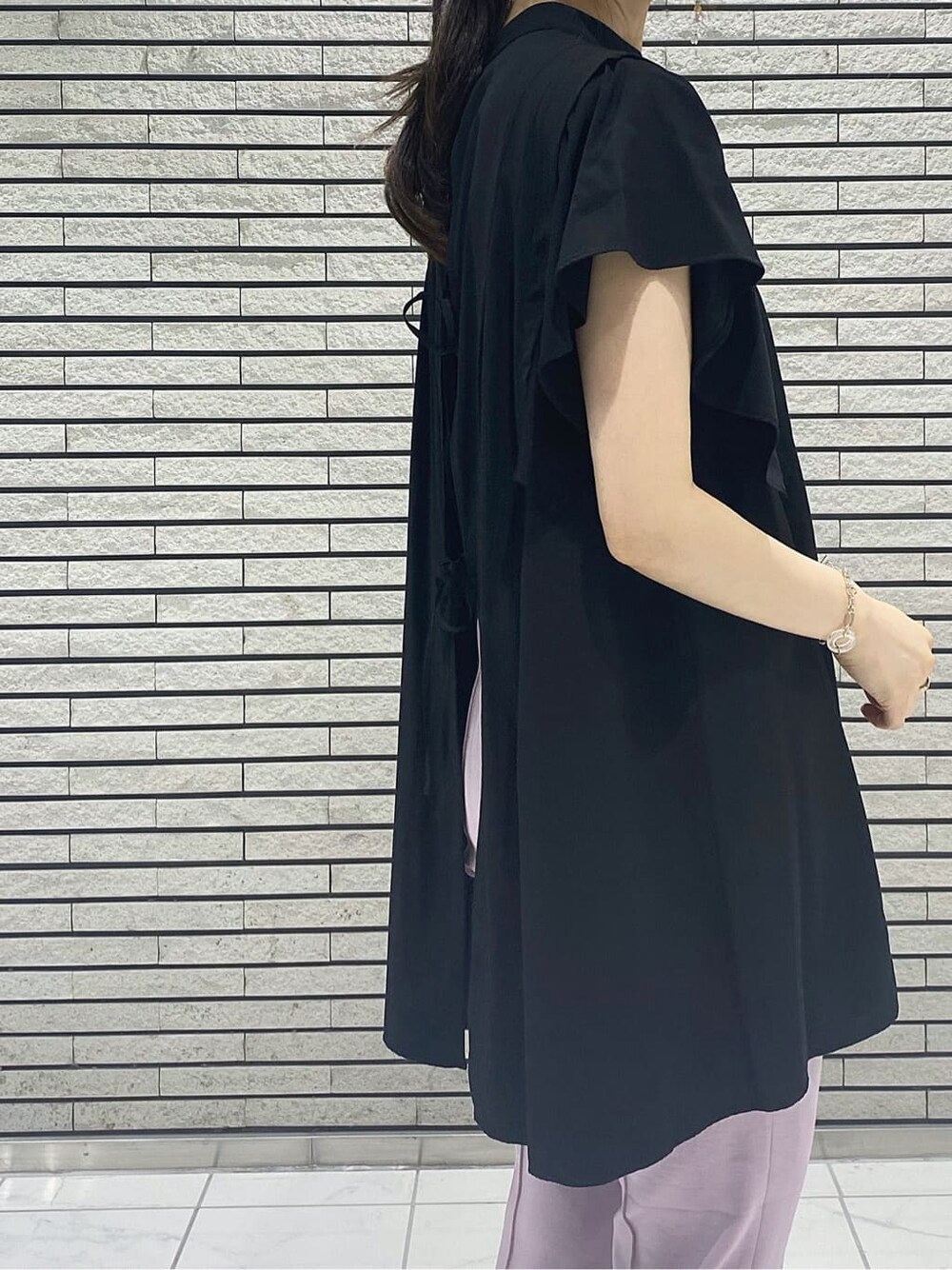 ホワイト系のハンドバッグ、パープル系のその他パンツ、ブラック系のシャツ/ブラウスを着用したレディースの夏コーディネートの6枚目の写真