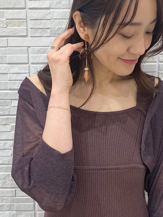 ホワイト系のTシャツ/カットソー、ホワイト系のハンドバッグ、その他のサンダルを着用したレディースの春コーディネートの5枚目の写真