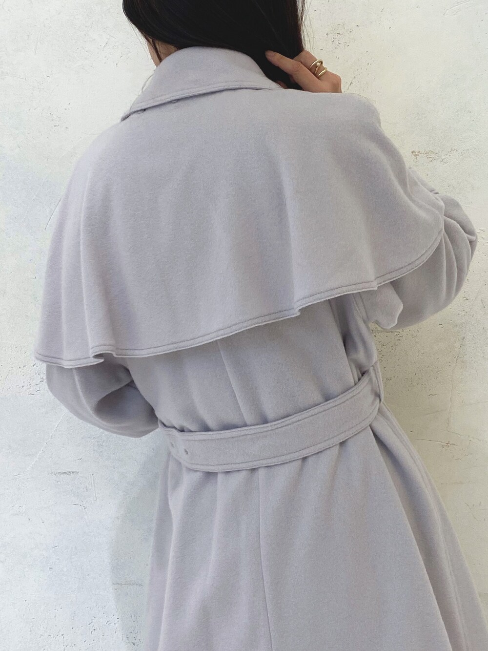 ブラウン系のニット/セーター、グレー系のその他アウター、ベージュ系のブーツを着用したレディースの秋コーディネートの6枚目の写真