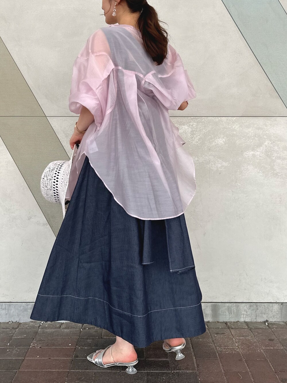 シルバー系のサンダル、ブルー系のワンピース、ブラック系のキャミソールを着用したレディースの春コーディネートの3枚目の写真