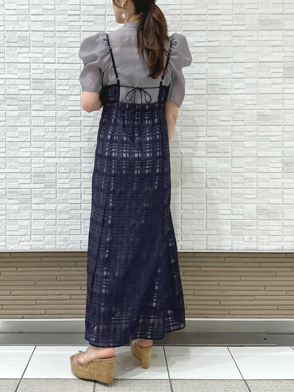 パープル系のワンピース、その他のサンダル、シルバー系のイヤリングを着用したレディースの夏コーディネートの3枚目の写真