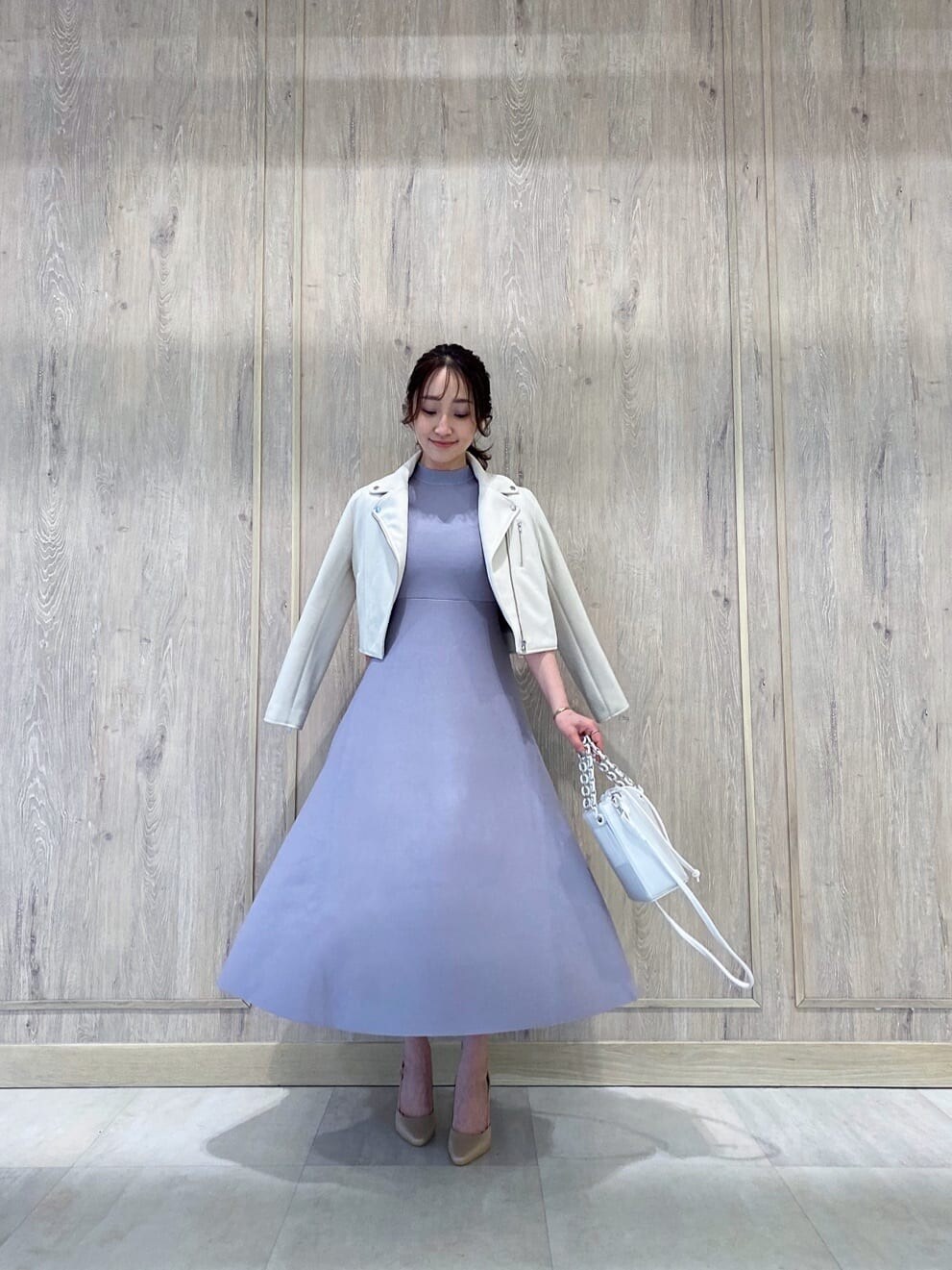 ベージュ系のパンプス、パープル系のワンピース、ホワイト系のテーラードジャケットを着用したレディースの冬コーディネートの2枚目の写真