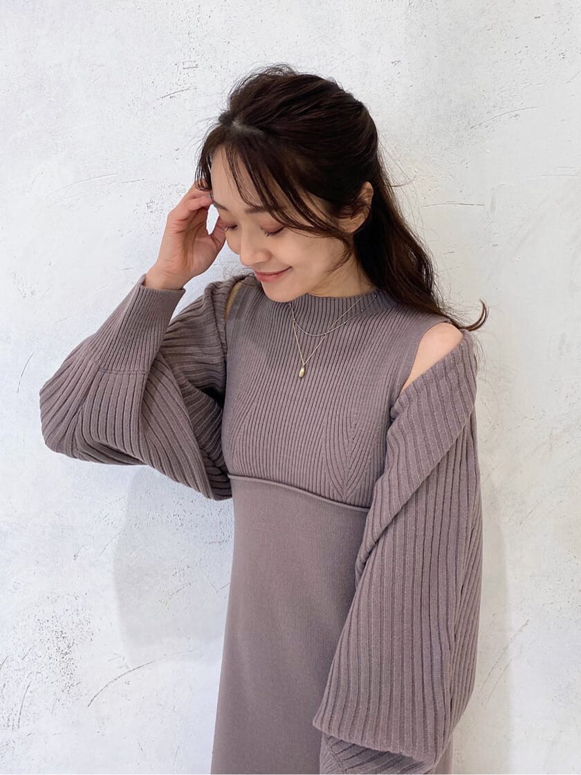 ホワイト系のその他シューズ、ピンク系のワンピース、ホワイト系のハンドバッグを着用したレディースの冬コーディネートの4枚目の写真