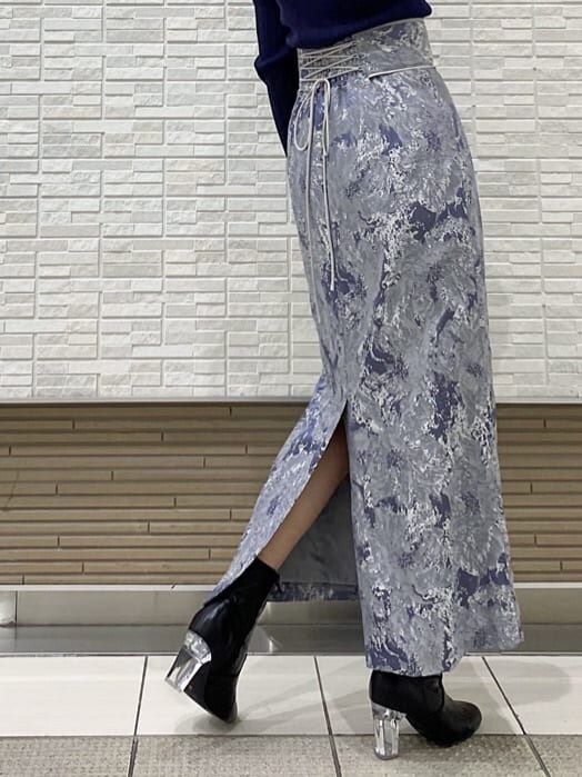 ブラック系のその他シューズ、ブルー系のスカート、ブルー系のカーディガン/ボレロを着用したレディースの冬コーディネートの6枚目の写真