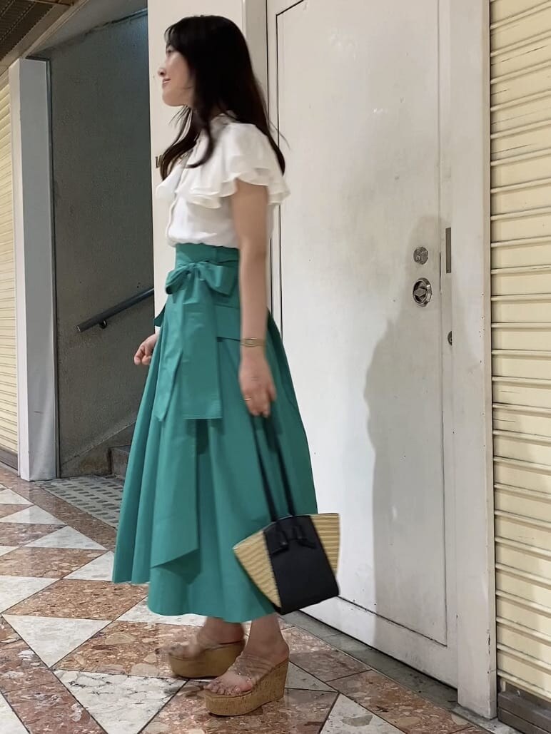 ホワイト系のシャツ/ブラウス、その他のサンダル、ブラック系のトートバッグを着用したレディースの夏コーディネートの3枚目の写真