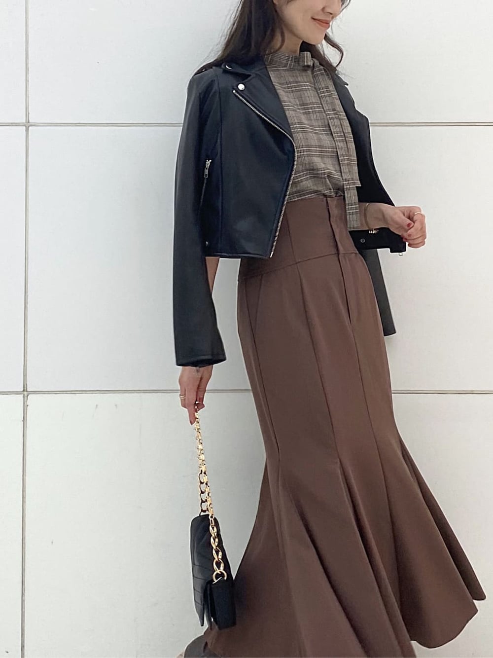 その他のシャツ/ブラウス、ブラック系のテーラードジャケット、ブラウン系のその他シューズを着用したレディースの秋コーディネートの3枚目の写真