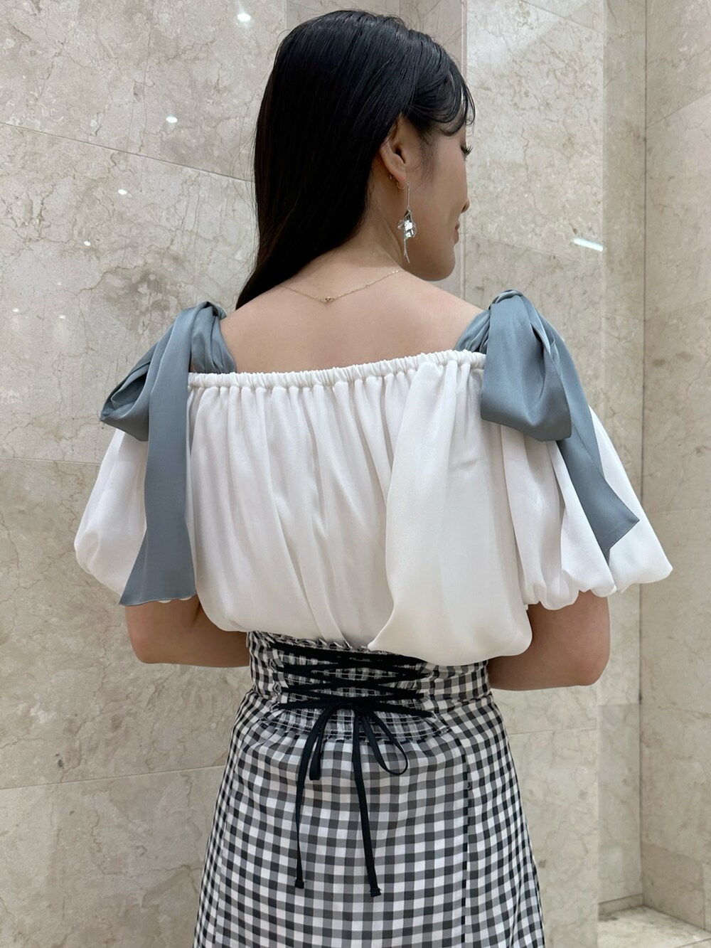 ホワイト系のシャツ/ブラウス、その他のスカート、ブラック系のショルダーバッグを着用したレディースの春コーディネートの7枚目の写真