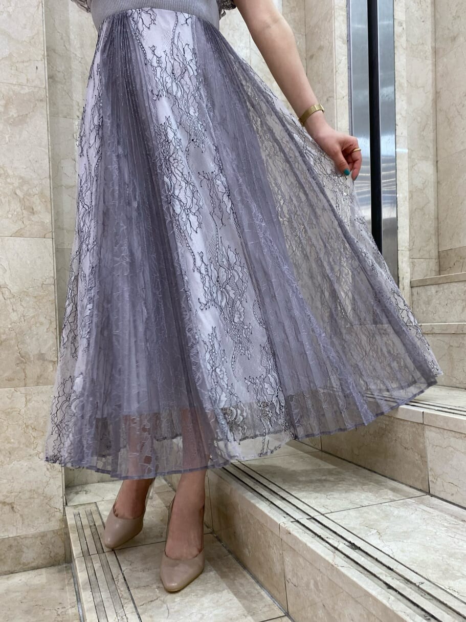 ベージュ系のパンプス、ホワイト系のTシャツ/カットソー、パープル系のワンピースを着用したレディースの夏コーディネートの7枚目の写真