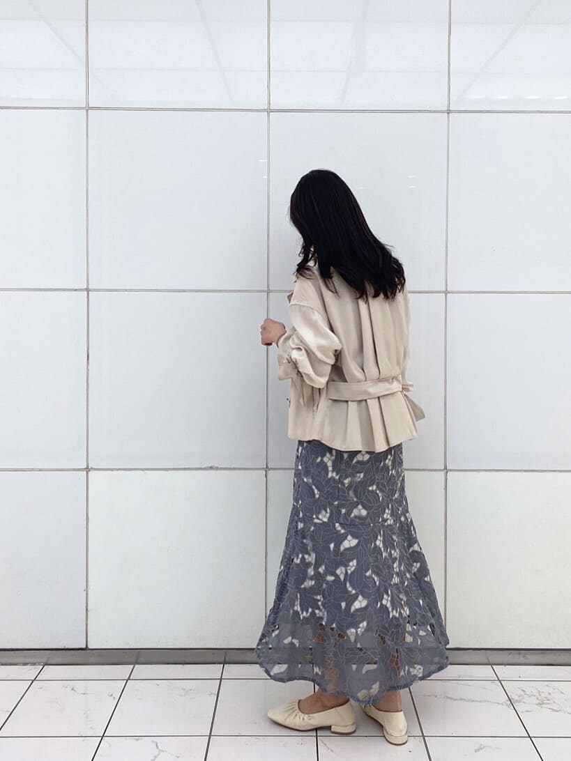 ホワイト系のTシャツ/カットソー、ベージュ系のトレンチコート、ホワイト系のパンプスを着用したレディースの春コーディネートの3枚目の写真