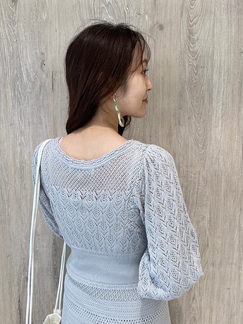 ベージュ系のパンプス、グレー系のワンピース、ホワイト系のハンドバッグを着用したレディースの冬コーディネートの7枚目の写真