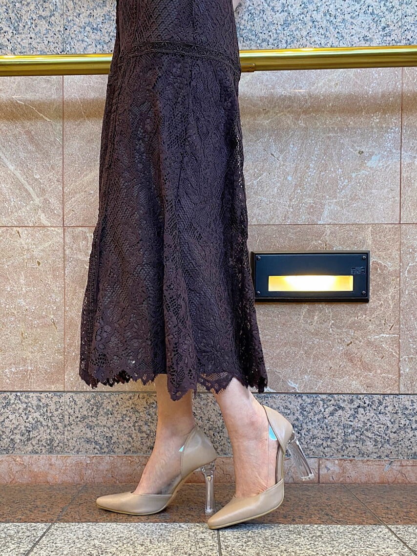 ベージュ系のパンプス、ブラック系のTシャツ/カットソー、ピンク系のその他アウターを着用したレディースの冬コーディネートの10枚目の写真