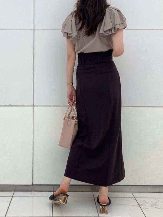 ピンク系のハンドバッグ、ブラウン系のサンダル、ベージュ系のシャツ/ブラウスを着用したレディースの夏コーディネートの4枚目の写真