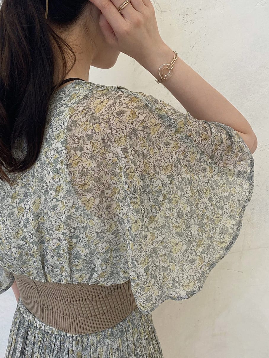 グリーン系のシャツ/ブラウス、ベージュ系のクラッチバッグ、グリーン系のスカートを着用したレディースの夏コーディネートの6枚目の写真