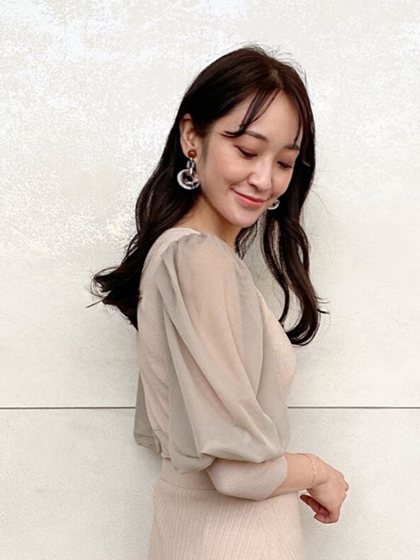 ベージュ系のイヤリングを着用したレディースの秋コーディネートの6枚目の写真