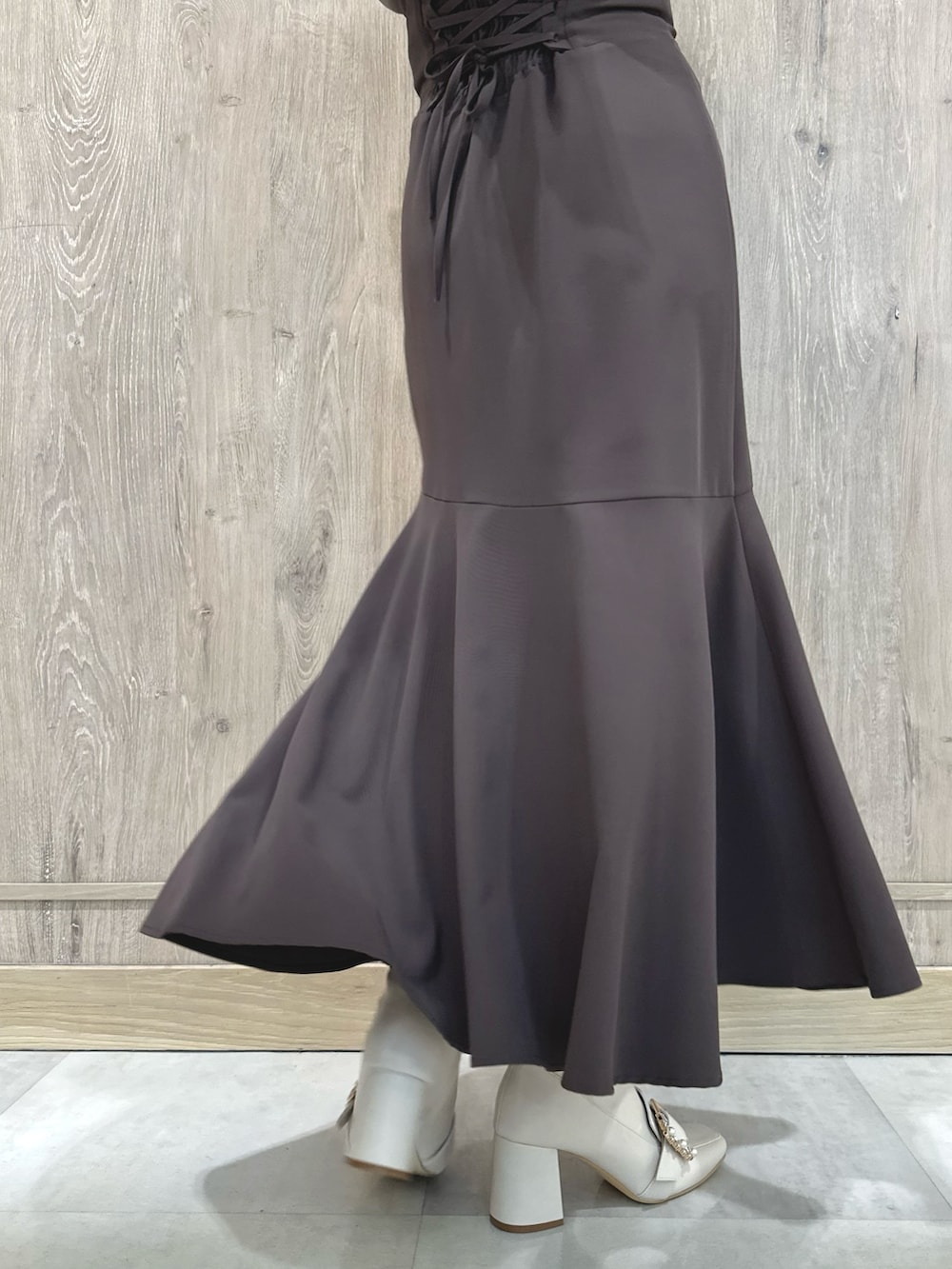 グレー系のシャツ/ブラウス、ホワイト系のブーツ、ブラウン系のテーラードジャケットを着用したレディースの冬コーディネートの10枚目の写真