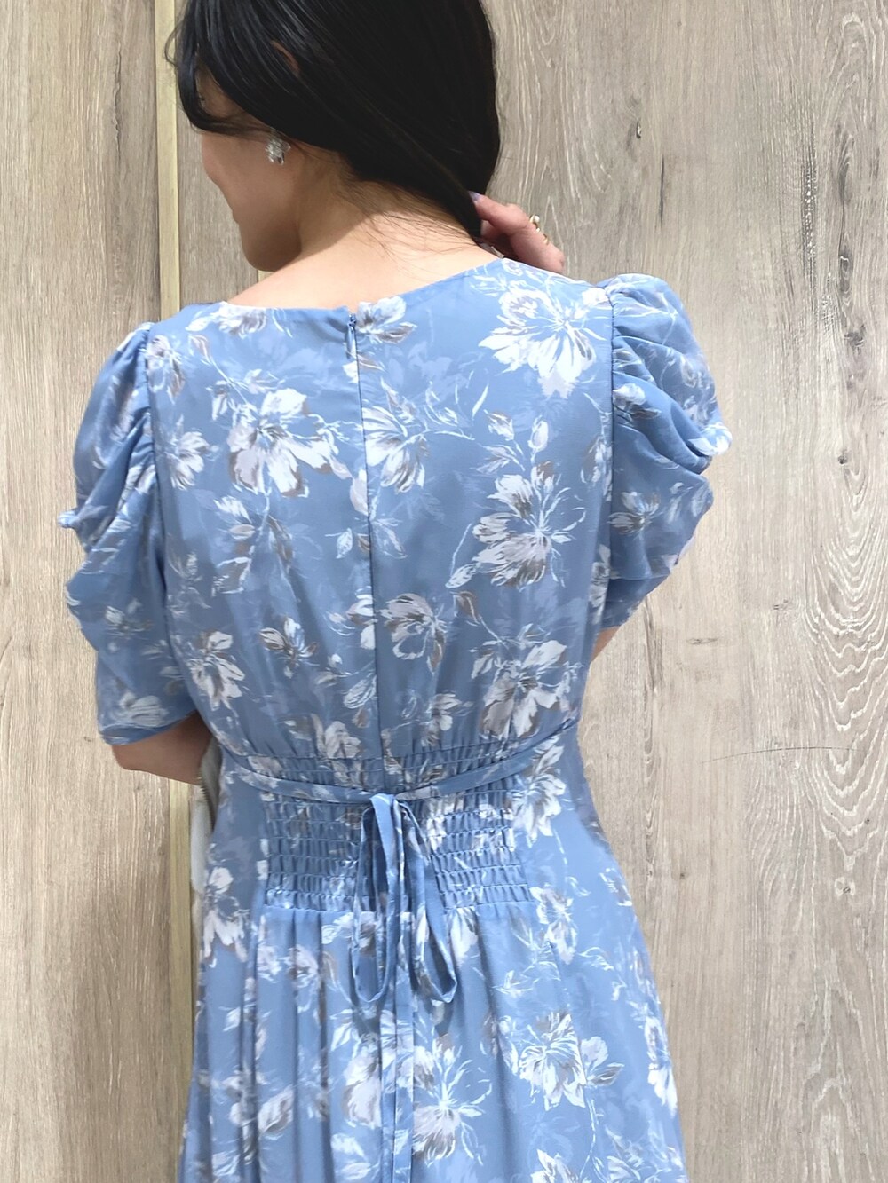 ブルー系のワンピース、ピンク系のライダースジャケット、ホワイト系のローファーを着用したレディースの冬コーディネートの8枚目の写真