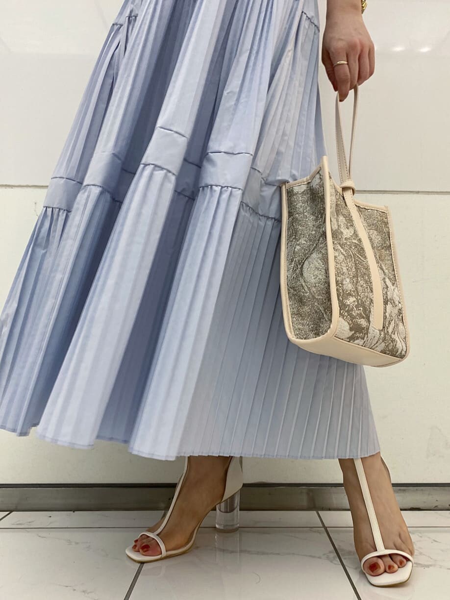 ブルー系のスカート、ベージュ系のハンドバッグ、ホワイト系のその他シューズを着用したレディースの夏コーディネートの8枚目の写真