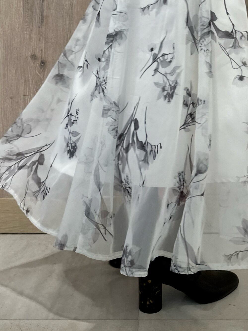 ブラック系のブーツ、ブラック系のショルダーバッグ、ブルー系のカーディガン/ボレロを着用したレディースの冬コーディネートの10枚目の写真