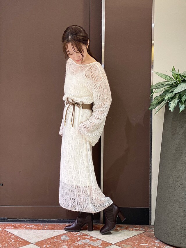 グリーン系のハンドバッグ、ホワイト系のワンピースを着用したレディースの秋コーディネートの6枚目の写真