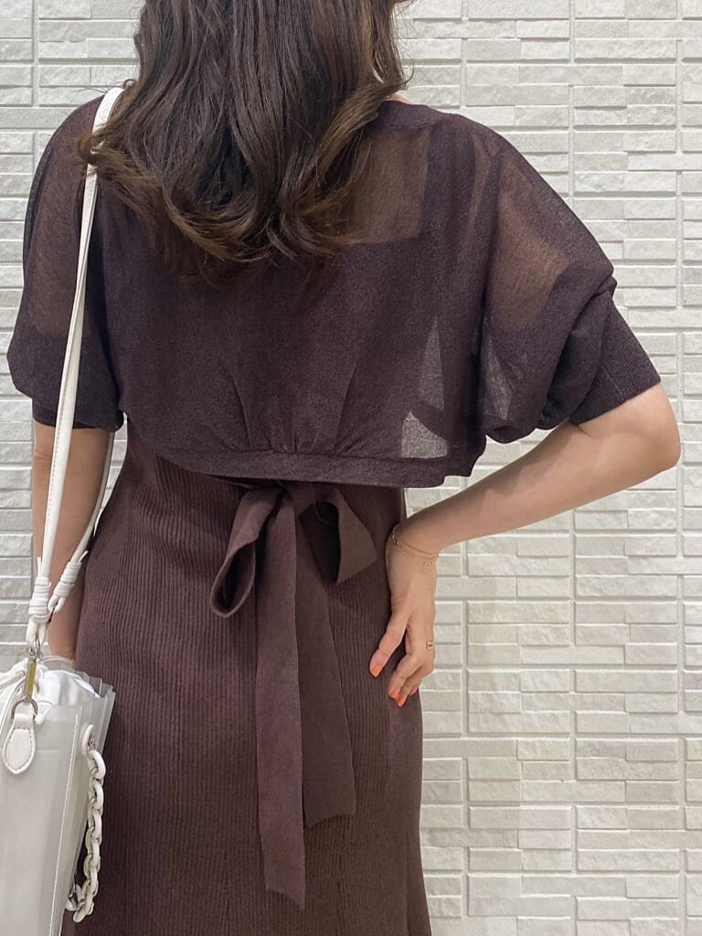 ホワイト系のTシャツ/カットソー、ホワイト系のハンドバッグ、その他のサンダルを着用したレディースの春コーディネートの7枚目の写真
