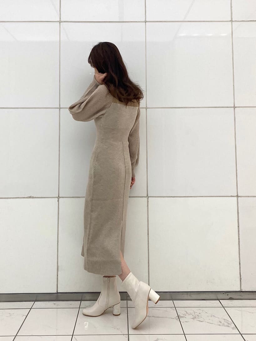 ベージュ系のワンピース、ホワイト系のその他シューズ、ホワイト系のTシャツ/カットソーを着用したレディースの秋コーディネートの3枚目の写真