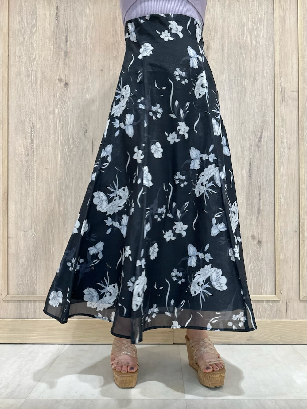 パープル系のワンピース、その他のサンダル、ゴールド系のイヤリングを着用したレディースの春コーディネートの7枚目の写真