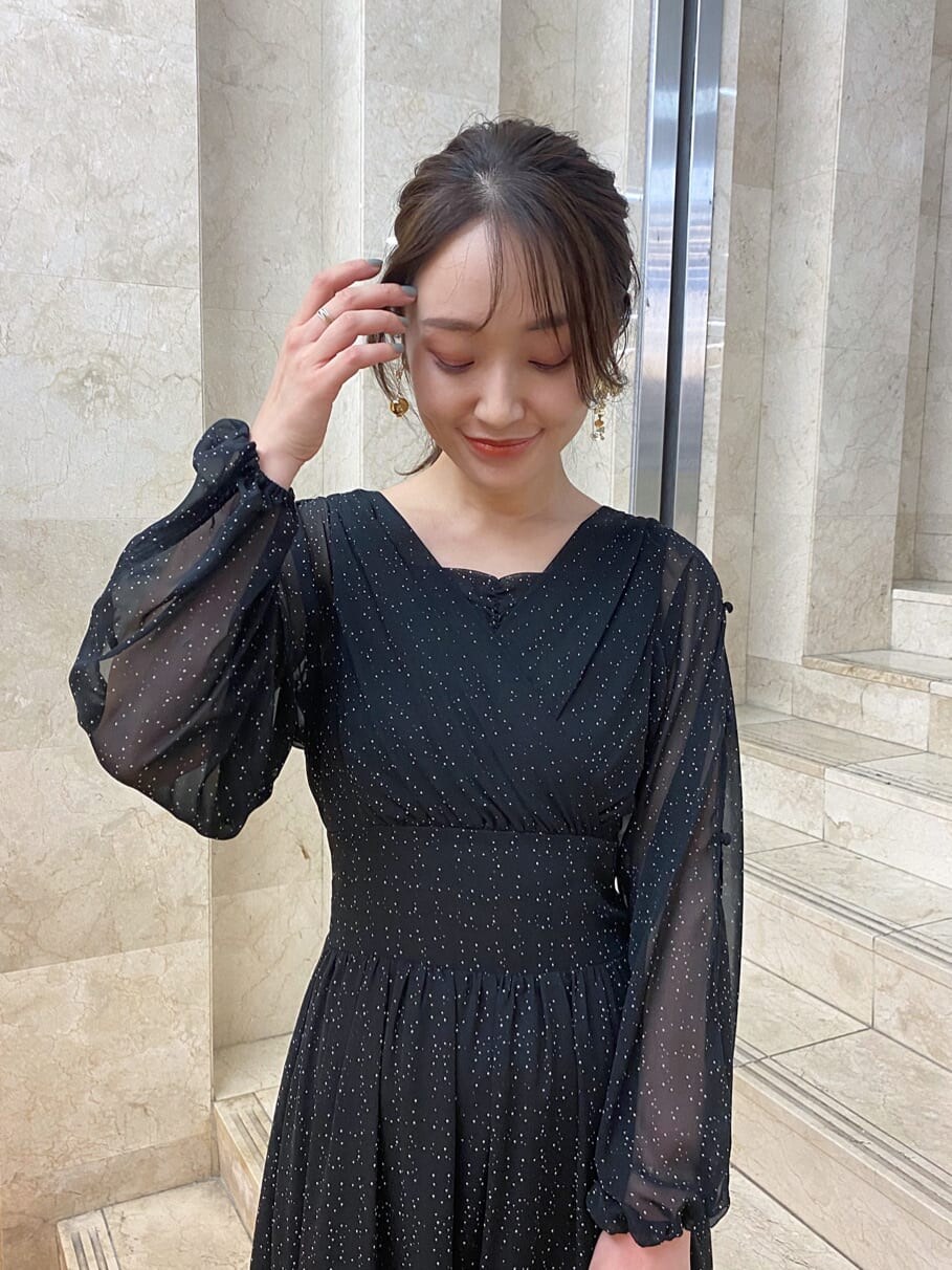 ベージュ系のハンドバッグ、ホワイト系のテーラードジャケット、ベージュ系のブーツを着用したレディースの秋コーディネートの7枚目の写真