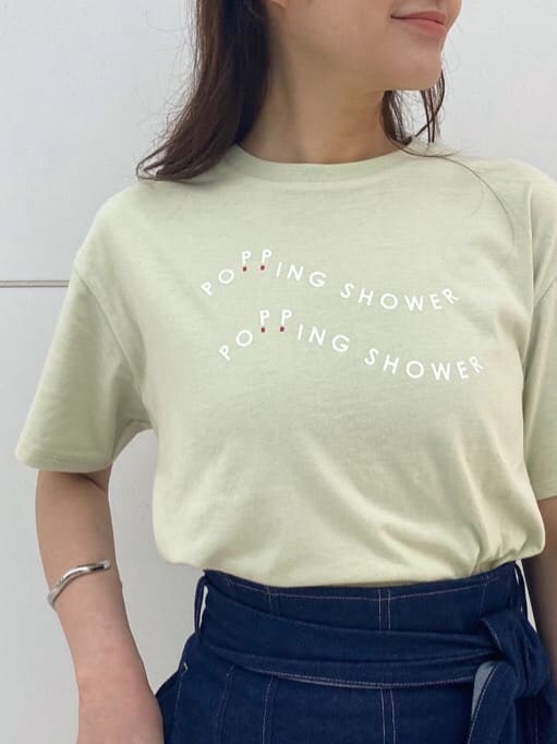 ブラック系のサンダル、ブラック系のトートバッグ、ブルー系のスカートを着用したレディースの夏コーディネートの4枚目の写真