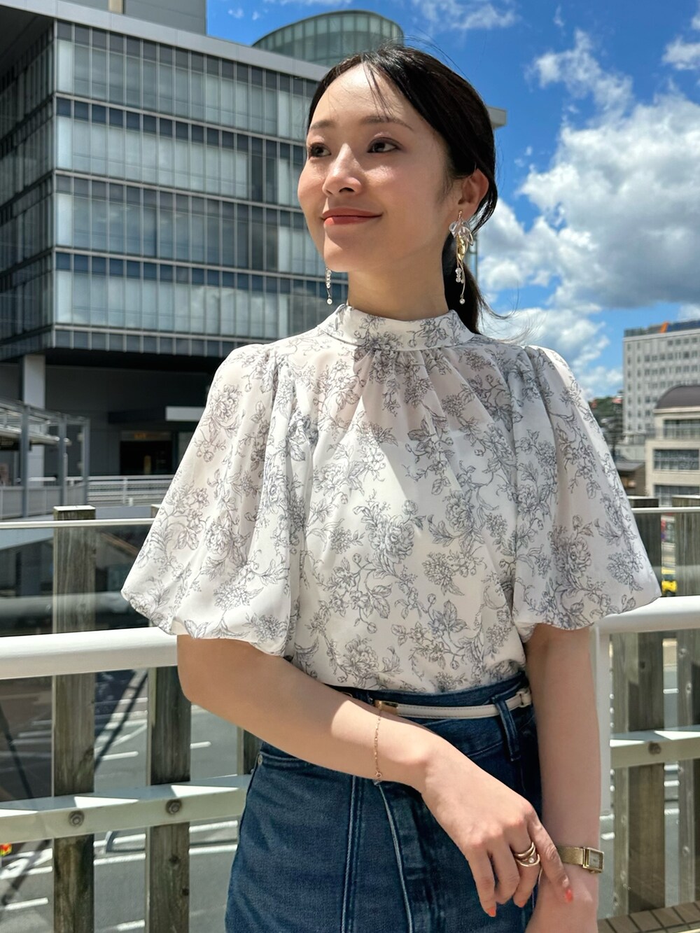 その他のサンダル、ブルー系のデニムスカート、グレー系のシャツ/ブラウスを着用したレディースの夏コーディネートの4枚目の写真