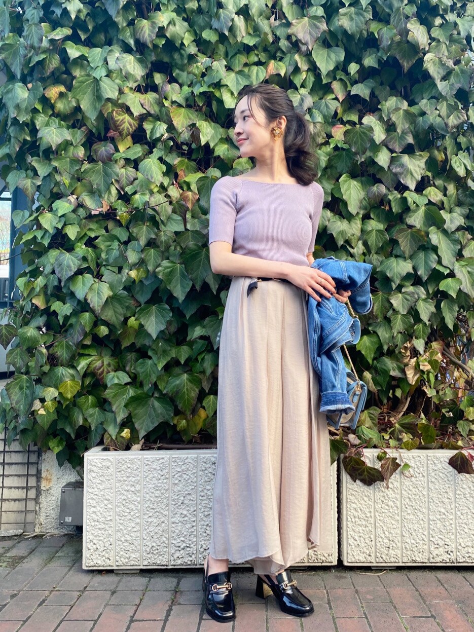 パープル系のワンピース、ベージュ系のその他パンツ、ブラック系のローファーを着用したレディースの冬コーディネートの2枚目の写真