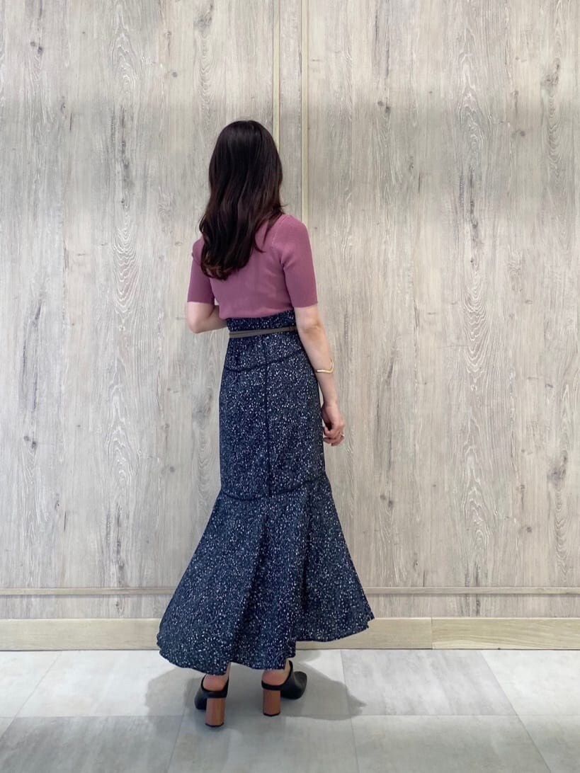 ブラック系のサンダル、ベージュ系のキャミソール、ブラック系のスカートを着用したレディースの夏コーディネートの7枚目の写真