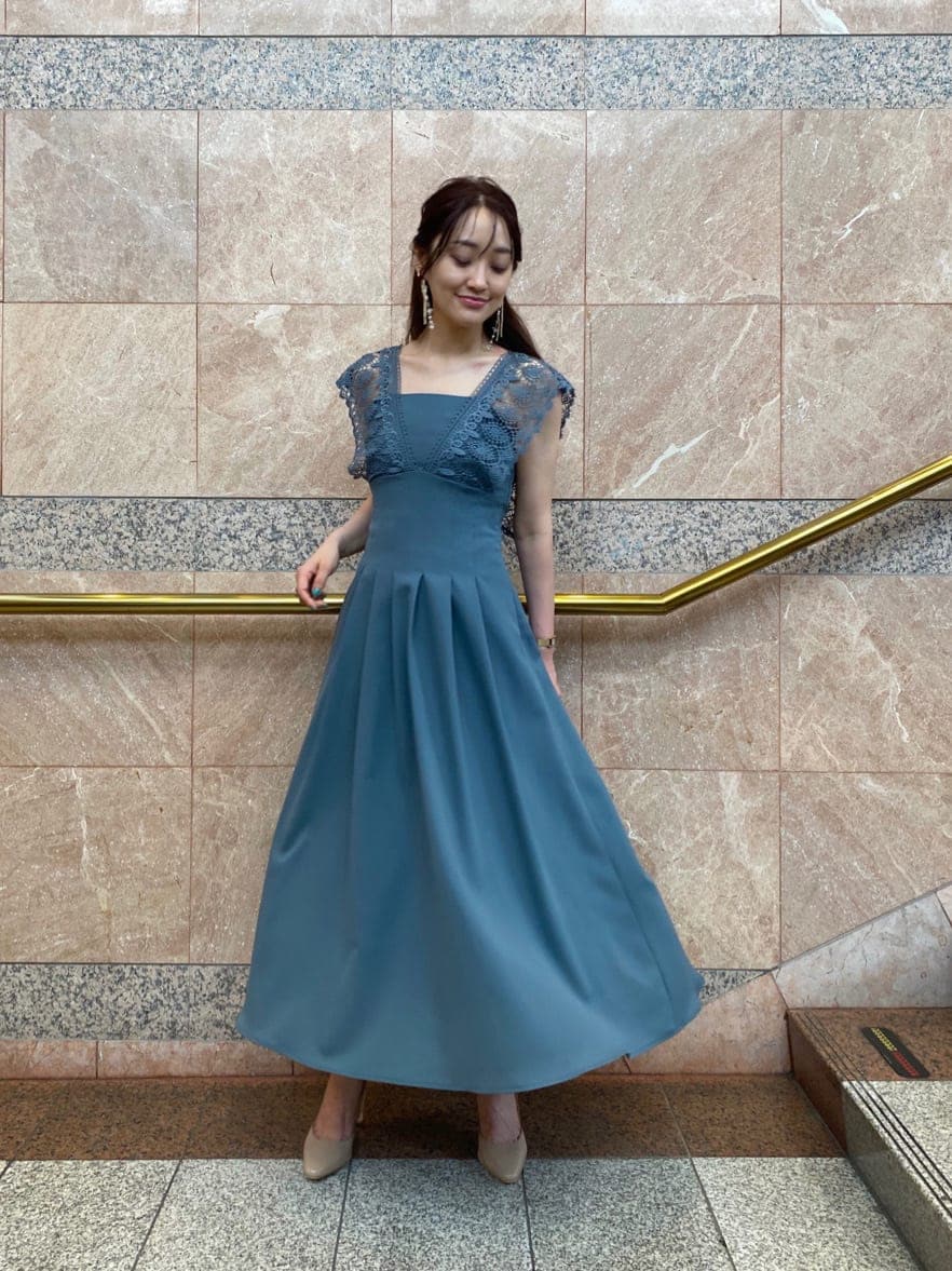 ベージュ系のパンプス、ブラック系のキャミソール、ブルー系のワンピースを着用したレディースの春コーディネートの3枚目の写真