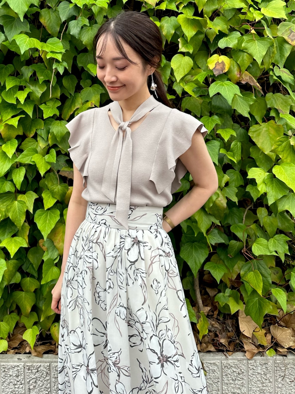 ブラウン系のサンダル、ホワイト系のスカート、ピンク系のニット/セーターを着用したレディースの夏コーディネートの4枚目の写真