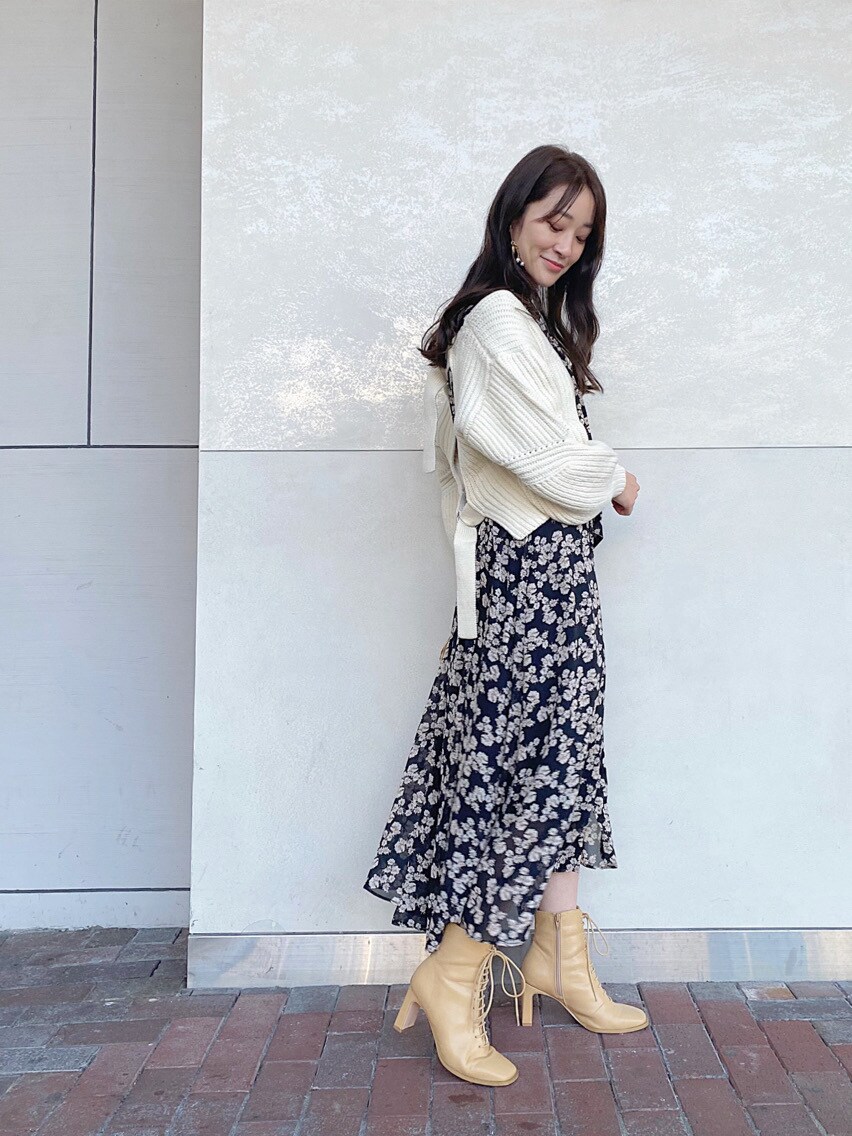 ベージュ系のクラッチバッグを着用したレディースの秋コーディネートの3枚目の写真