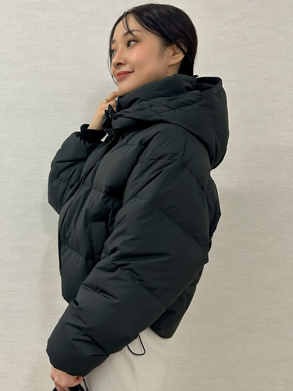 ブラック系のローファー、ホワイト系のワンピース、ブラック系のハンドバッグを着用したレディースの秋コーディネートの8枚目の写真