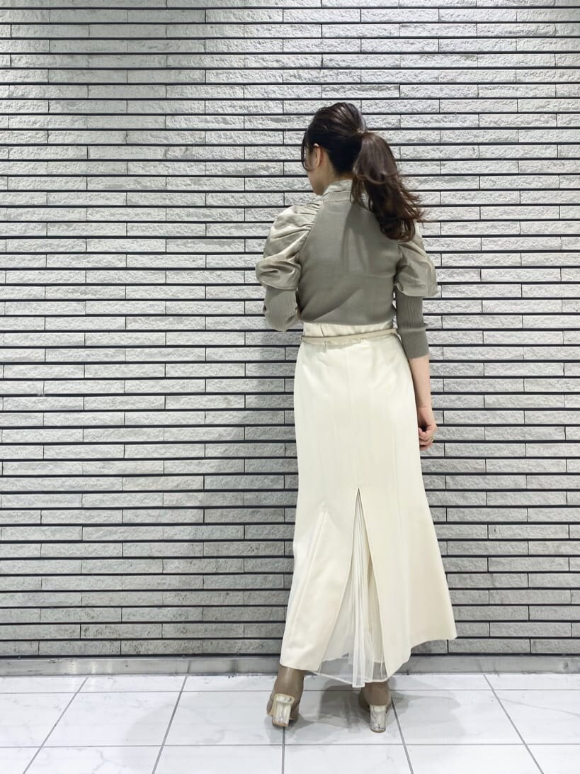 ホワイト系のスカート、ホワイト系のスカート、ベージュ系のブーツを着用したレディースの秋コーディネートの3枚目の写真