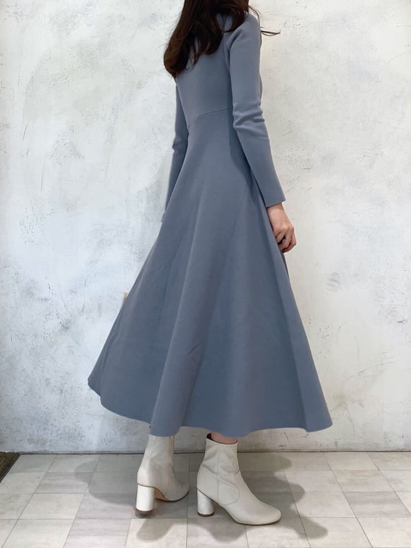 ホワイト系のその他シューズ、ベージュ系のハンドバッグ、ブルー系のワンピースを着用したレディースの秋コーディネートの7枚目の写真