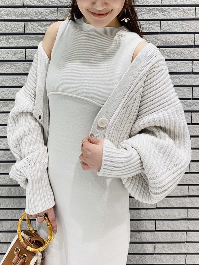 ブラウン系のその他シューズ、ホワイト系のワンピース、ブラウン系のハンドバッグを着用したレディースの秋コーディネートの8枚目の写真