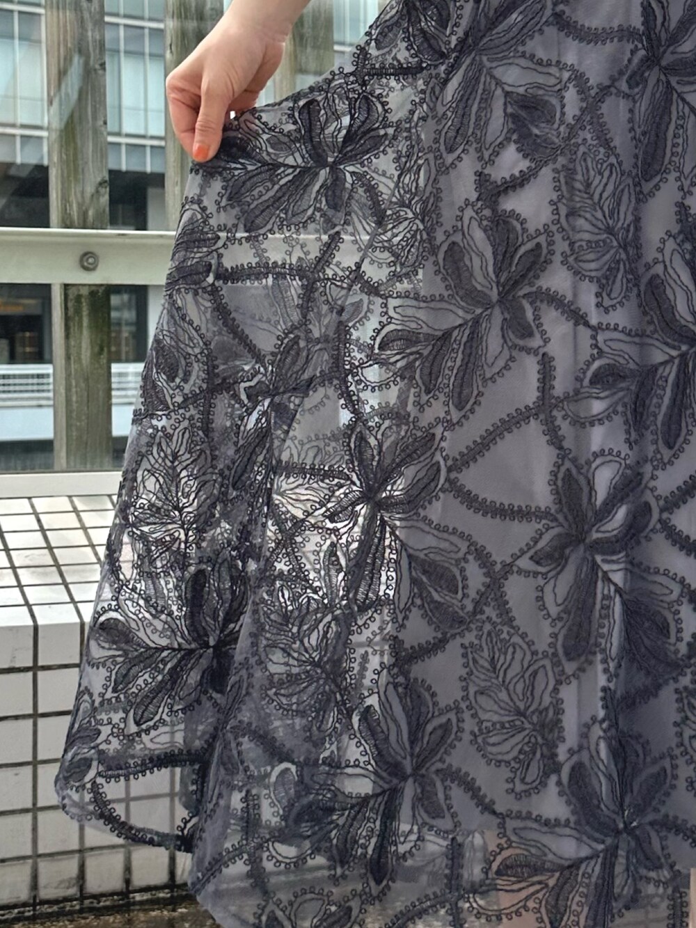 ブラウン系のサンダル、ブラック系のチューブトップ、グレー系のスカートを着用したレディースの夏コーディネートの7枚目の写真