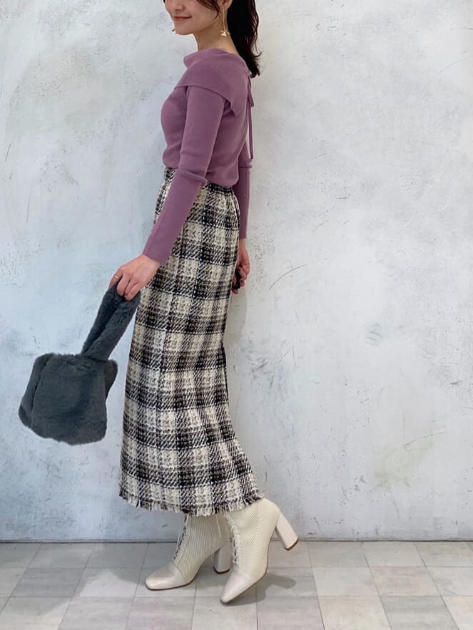 グリーン系のブルゾン、ピンク系のニット/セーター、ホワイト系のブーツを着用したレディースの秋コーディネートの7枚目の写真