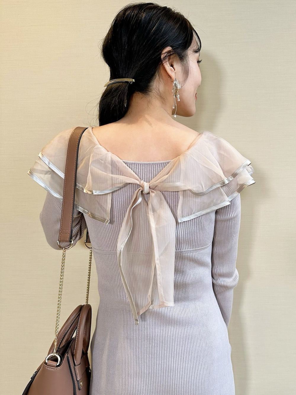 ブラウン系のブーツ、ブラウン系のハンドバッグ、ピンク系のワンピースを着用したレディースの冬コーディネートの8枚目の写真