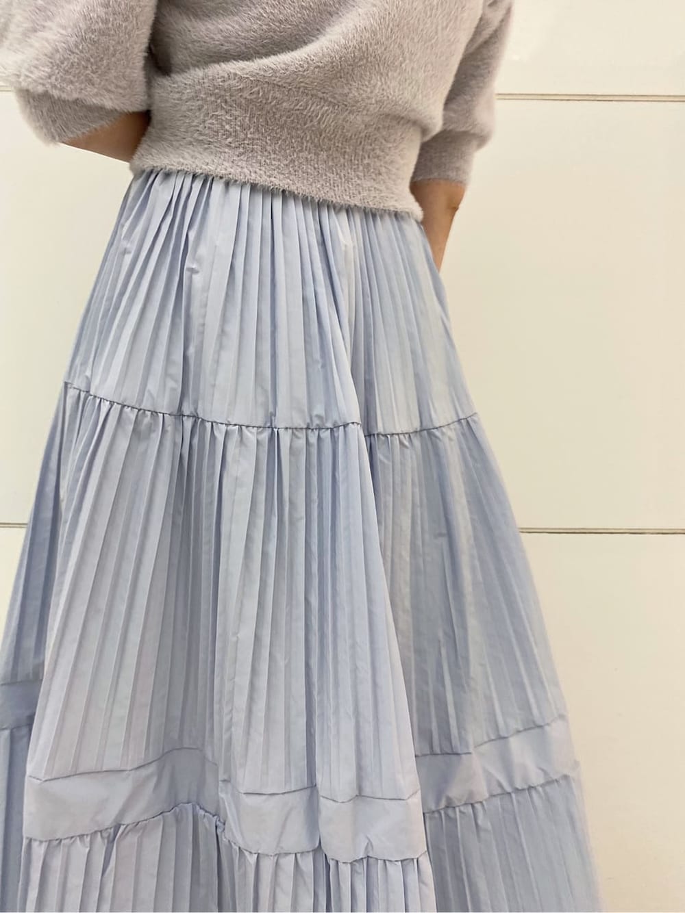 ブルー系のスカート、ベージュ系のハンドバッグ、ホワイト系のその他シューズを着用したレディースの夏コーディネートの7枚目の写真