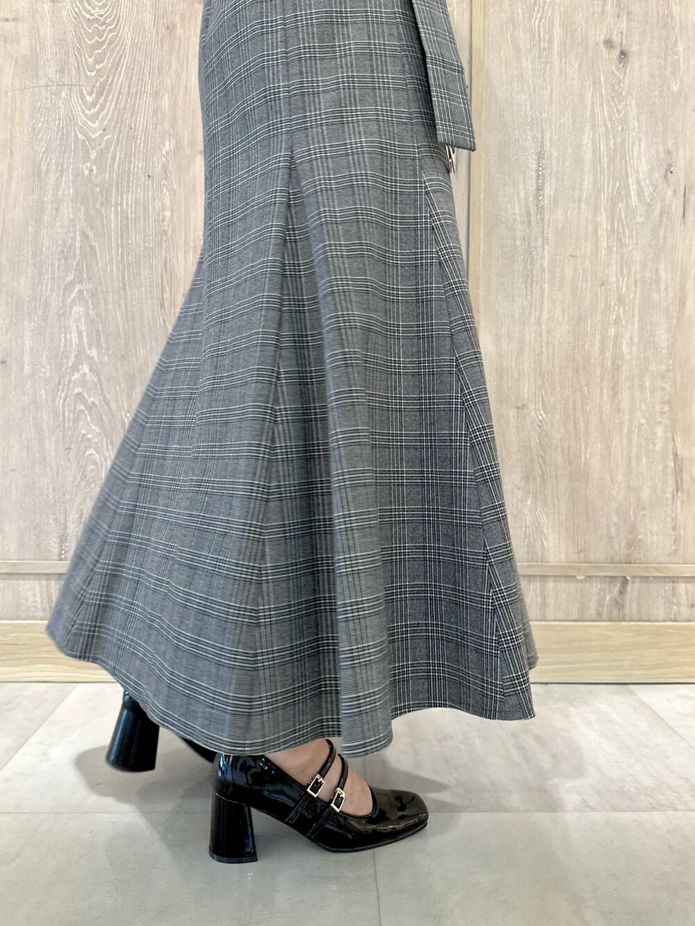 ブラウン系のパンプス、レッド系のハンドバッグ、その他のワンピースを着用したレディースの夏コーディネートの10枚目の写真