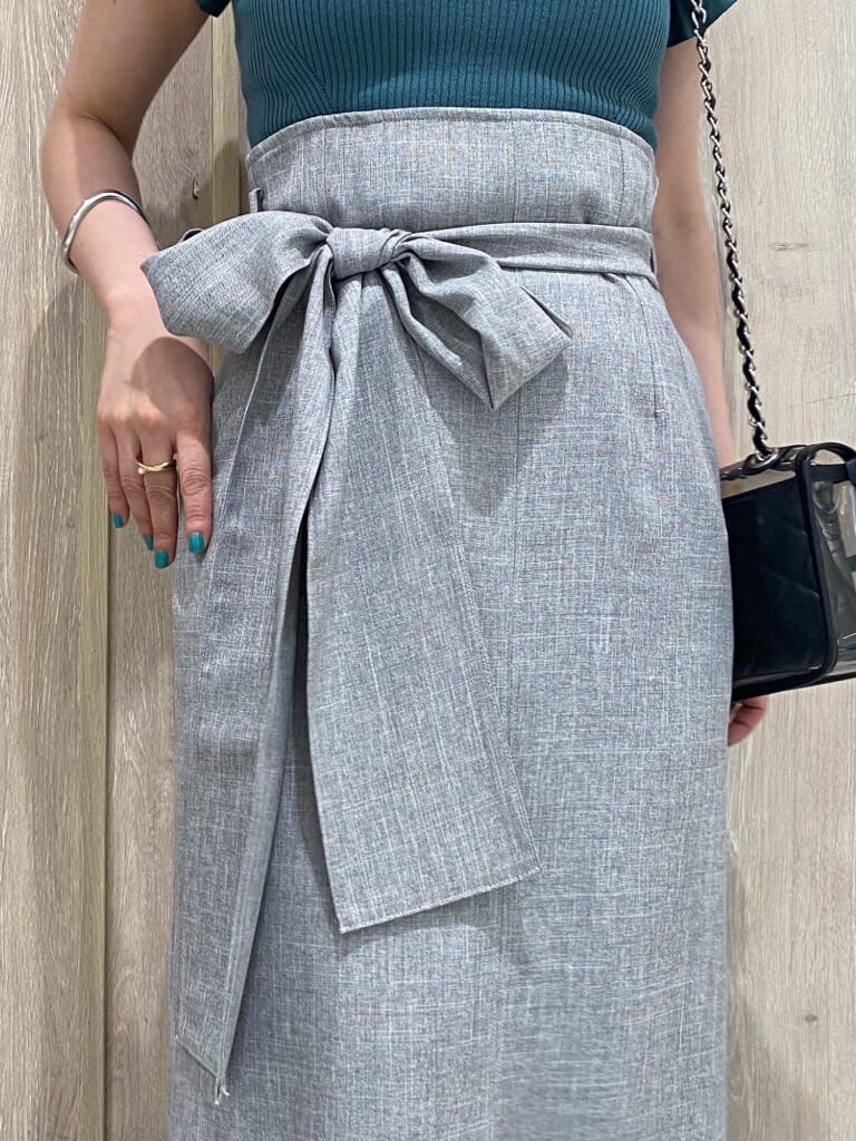 その他のサンダル、ブラック系のショルダーバッグ、ベージュ系のキャミソールを着用したレディースの夏コーディネートの6枚目の写真