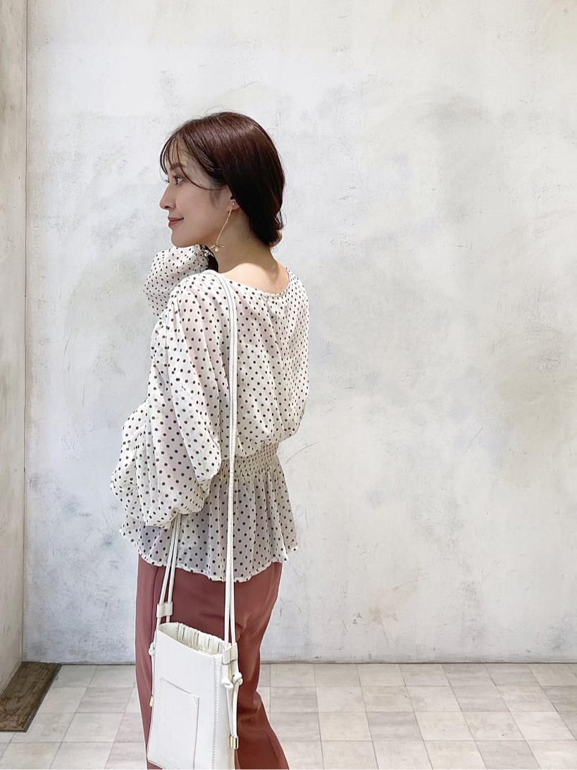 ホワイト系のその他シューズ、ホワイト系のハンドバッグ、ピンク系のその他パンツを着用したレディースの秋コーディネートの6枚目の写真