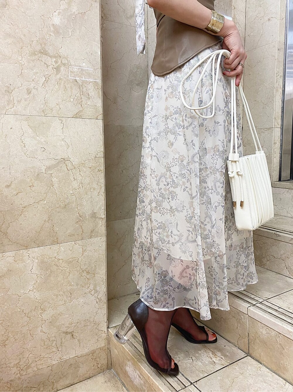 ベージュ系のTシャツ/カットソー、ベージュ系のワンピース、ブラウン系のその他シューズを着用したレディースの夏コーディネートの9枚目の写真